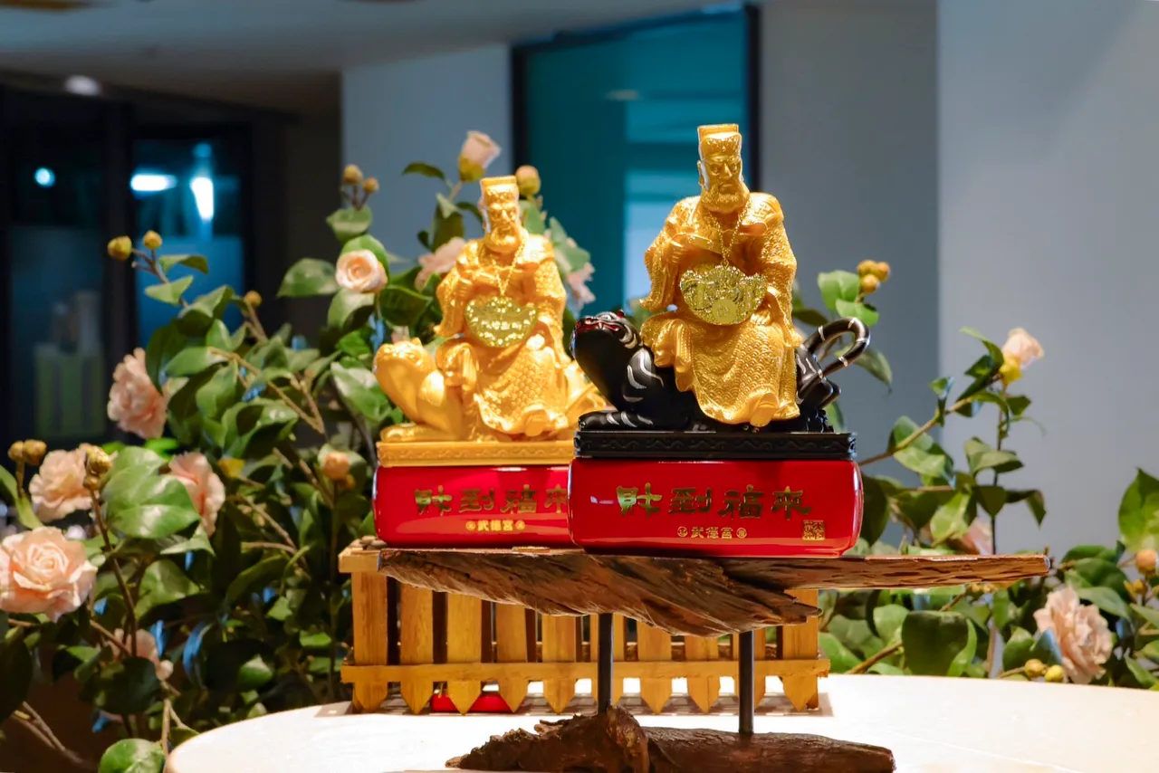 金虎鎮財、黑虎守庫，《財到福來》馬年聯名酒以雙虎意象開運迎春，象徵財氣入門、福運到位。讀者提供