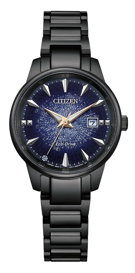 CITIZEN「銀河宙光」限定對錶EW2595-81M錶款，1萬3900元。品牌提供