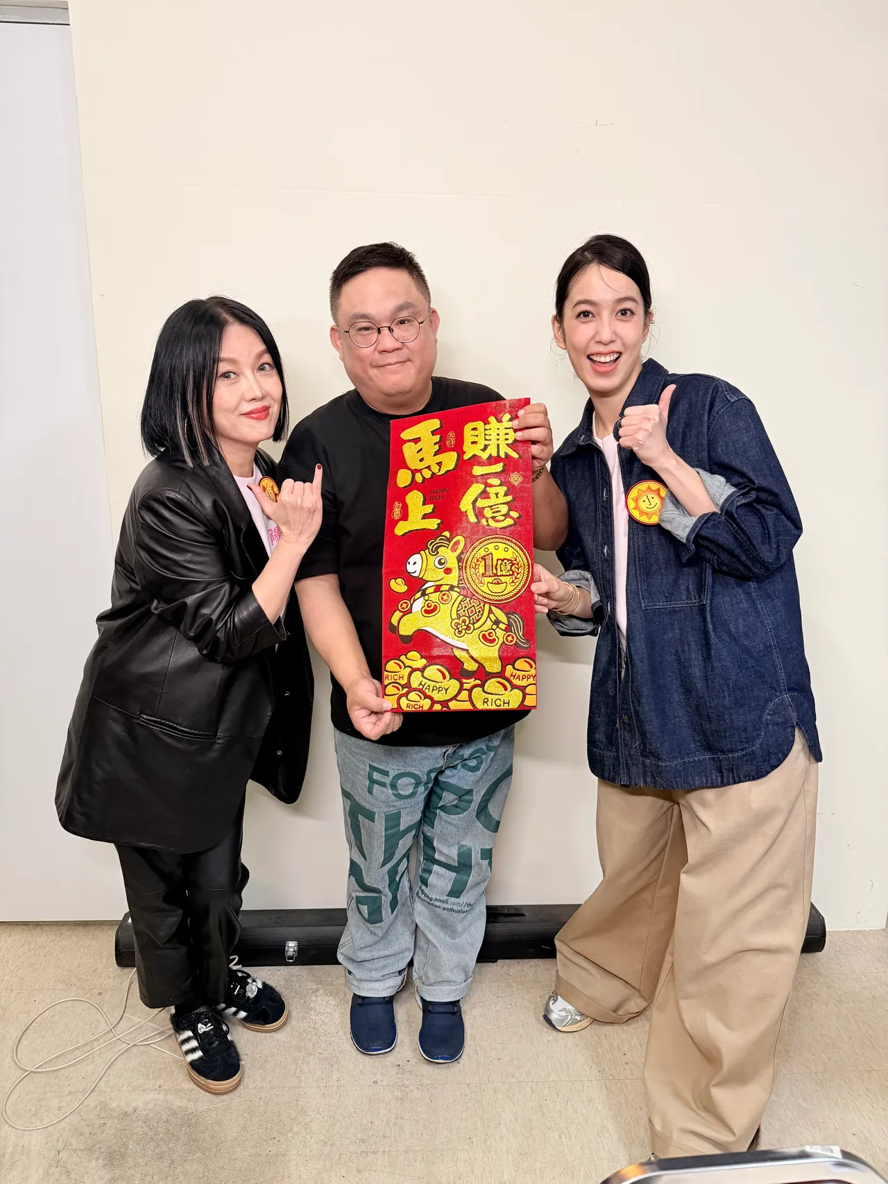 苗可麗（左起）、導演林孝謙和陳庭妮現場準備春聯送給影迷。壹壹喜喜提供