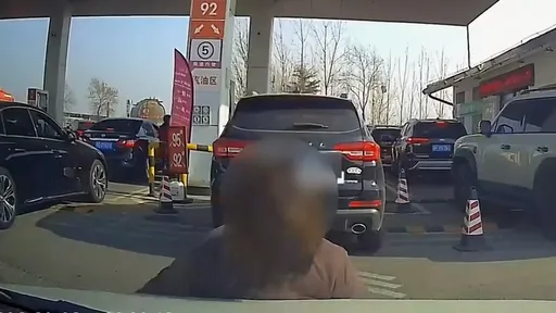 她加油站「人肉插隊」躺引擎蓋攔車成功　駕駛：很生氣但怕碰瓷