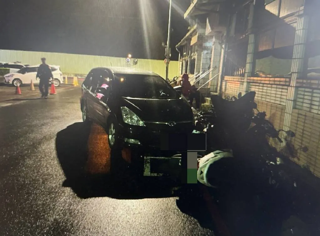 小客車波及路邊6部機車。翻攝畫面