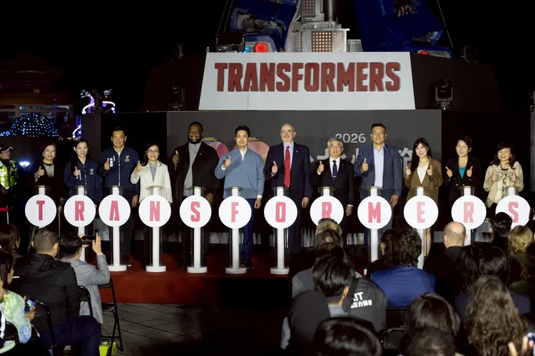 蔣萬安與貴賓共同點亮柯博文主燈。北市府提供