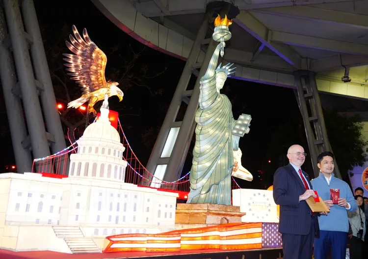 美國在台協會（AIT）首度參與展出燈飾。台北市觀傳局提供