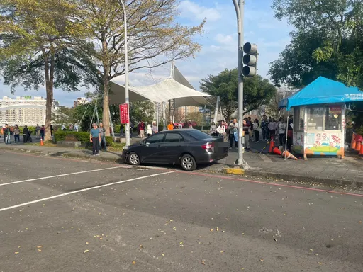 新店陽光公園「車暴衝」險撞大量路人　驚險畫面曝光