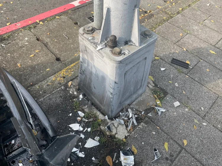 車輛撞上路燈桿才停下。翻攝畫面