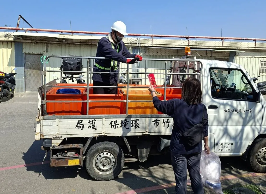 清潔隊員拒收紅包。新竹市府提供