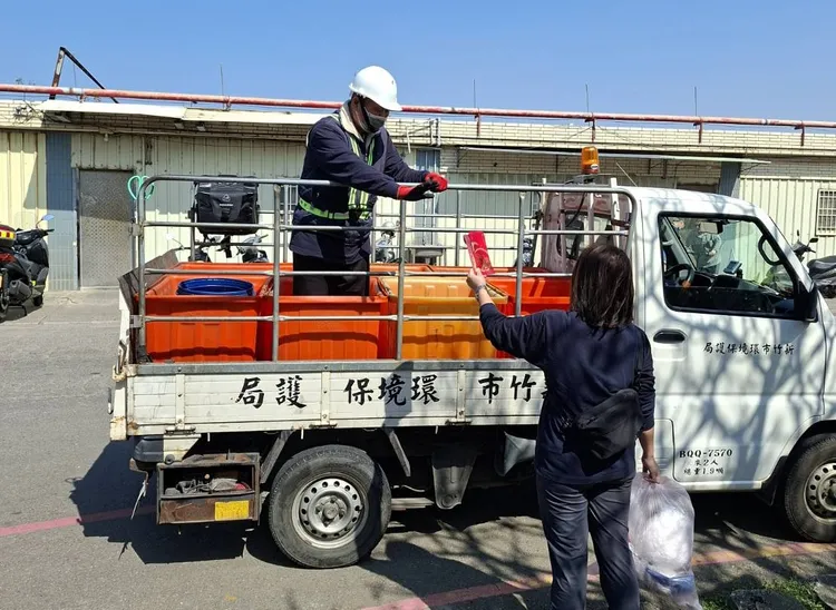清潔隊員拒收紅包。新竹市府提供