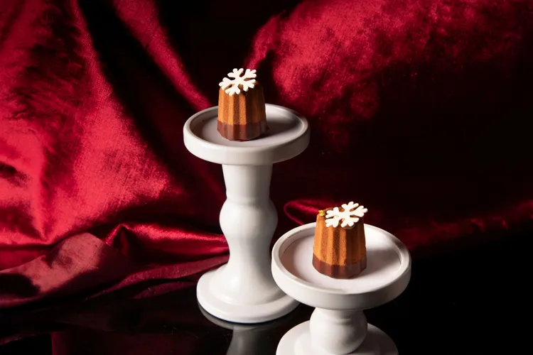 台北萬豪「魔幻巧刻」雙人下午茶，「尼昂寶黑巧克力慕斯」則是一款純巧克力甜點，底部為杏仁達克瓦茲，鋪上尼昂寶巧克力脆片及巧克力奶醬，再以細膩的巧克力慕斯溫柔包覆。業者提供