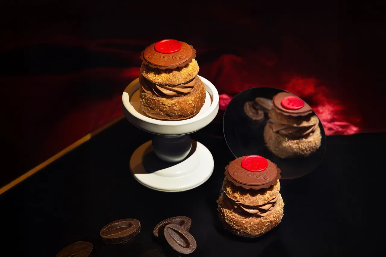 台北萬豪「魔幻巧刻」雙人下午茶，「阿庇諾巧克力布里歐」則取代英式下午茶常見的司康，以鬆軟溫熱的餐包，搭配85%高純度阿庇諾巧克力製成的濃烈甘納許，一口咬下，頂級黑巧克力的純粹苦甜與濃烈口感瞬間迸發。業者提供