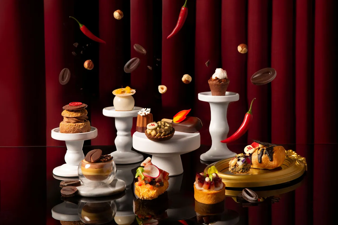 台北萬豪「魔幻巧刻」雙人下午茶，嚴選素有「巧克力界愛馬仕」美譽的法國頂級品牌法芙娜，主廚以12款不同產地與風味的頂級巧克力為基底，大膽玩轉味蕾，從酸甜莓果、糖漬白桃、濃郁咖啡、辛香朝天椒及大溪地香草，將酸甜苦辣等多重滋味完美融合。業者提供