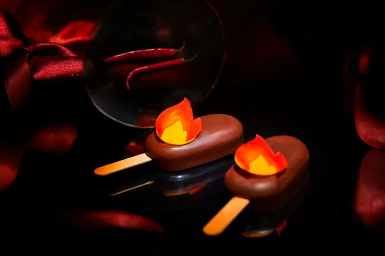 台北萬豪「魔幻巧刻」雙人下午茶，「孟加里巧克力冰淇淋」則是以帶有些許莓果香氣的64%孟加里巧克力製成冰淇淋，內餡包裹酸甜的覆盆子果泥與新鮮草莓丁。冰淇淋中巧妙地加入了微量朝天椒辣粉，甜中帶有辛香氣息。業者提供