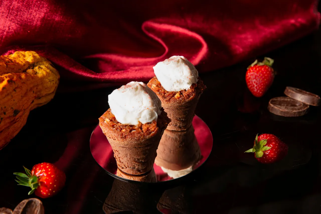 台北萬豪「魔幻巧刻」雙人下午茶，「莓果阿拉瓜尼巧克力蛋糕」，濕潤的阿拉瓜尼巧克力磅蛋糕散發蜂蜜與烤麵包的迷人香氣，內餡融入酸甜的覆盆子果醬與吉瓦那巧克力胡桃甘納許、愛爾帕蔻巧克力脆片，搭配輕盈的大溪地香草香緹。業者提供