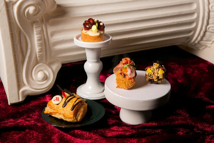 台北萬豪「魔幻巧刻」雙人下午茶，四款鹹點設計亦融入巧克力元素，為味蕾帶來平衡與驚喜。業者提供