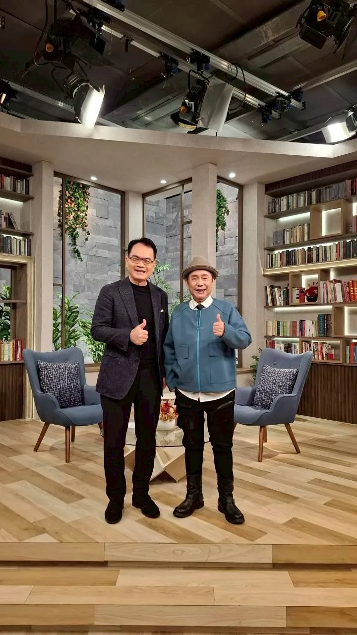 黃西田（右）向鄭弘儀談演藝經歷。三立提供