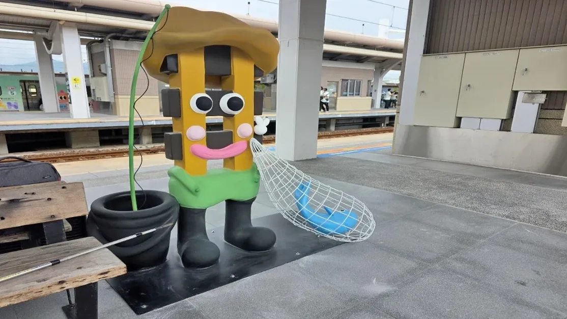 為響應屏東鐵道文化觀光祭，臺鐵在許多小站設有噹噹一族吉祥物裝置藝術品供遊客拍照打卡。翻攝畫面
