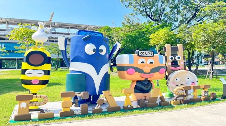 為響應屏東鐵道文化觀光祭，臺鐵在許多小站設有噹噹一族吉祥物裝置藝術品供遊客拍照打卡。翻攝畫面