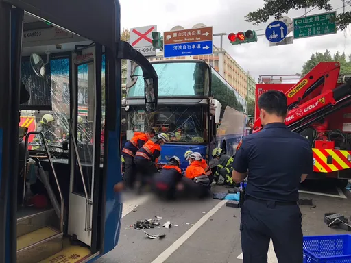 北市中山區遊覽車逆向撞客運　2機車成「夾心餅乾」1女捲車底腿骨折送醫
