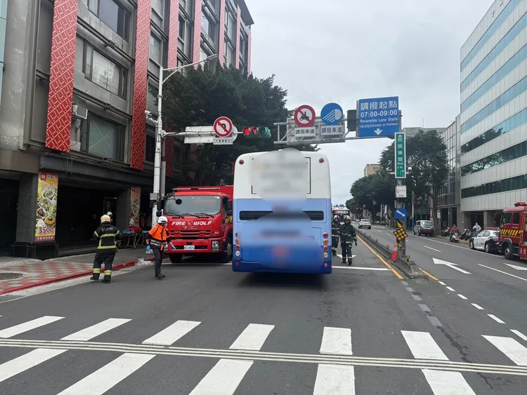 遊覽車逆向闖入民族東路撞上客運，並波及2輛機車造成2名騎士受傷送醫。翻攝畫面
