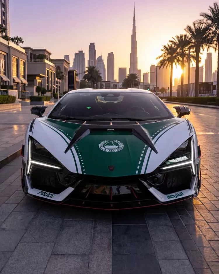 杜拜警察多年來以超跑車隊聞名，從Aventador、Huracán到如今的Revuelto，不僅象徵城市形象，也成為全球車迷關注焦點。原廠照片