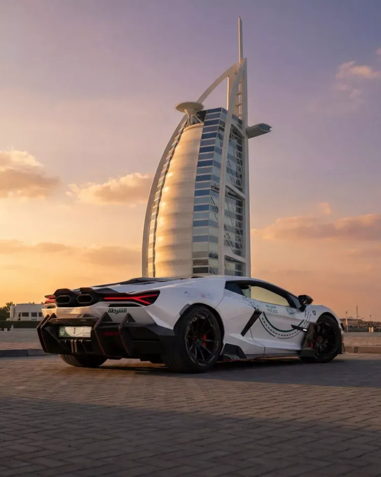 Revuelto搭載6.5升V12自然進氣引擎結合三馬達油電系統，綜效輸出突破1,000匹馬力，即便身披警車塗裝，性能實力依舊是頂尖超跑等級。原廠照片