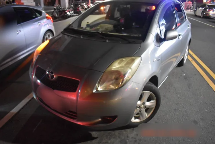 呂男開車與人擦撞，卻直接駛離。翻攝畫面