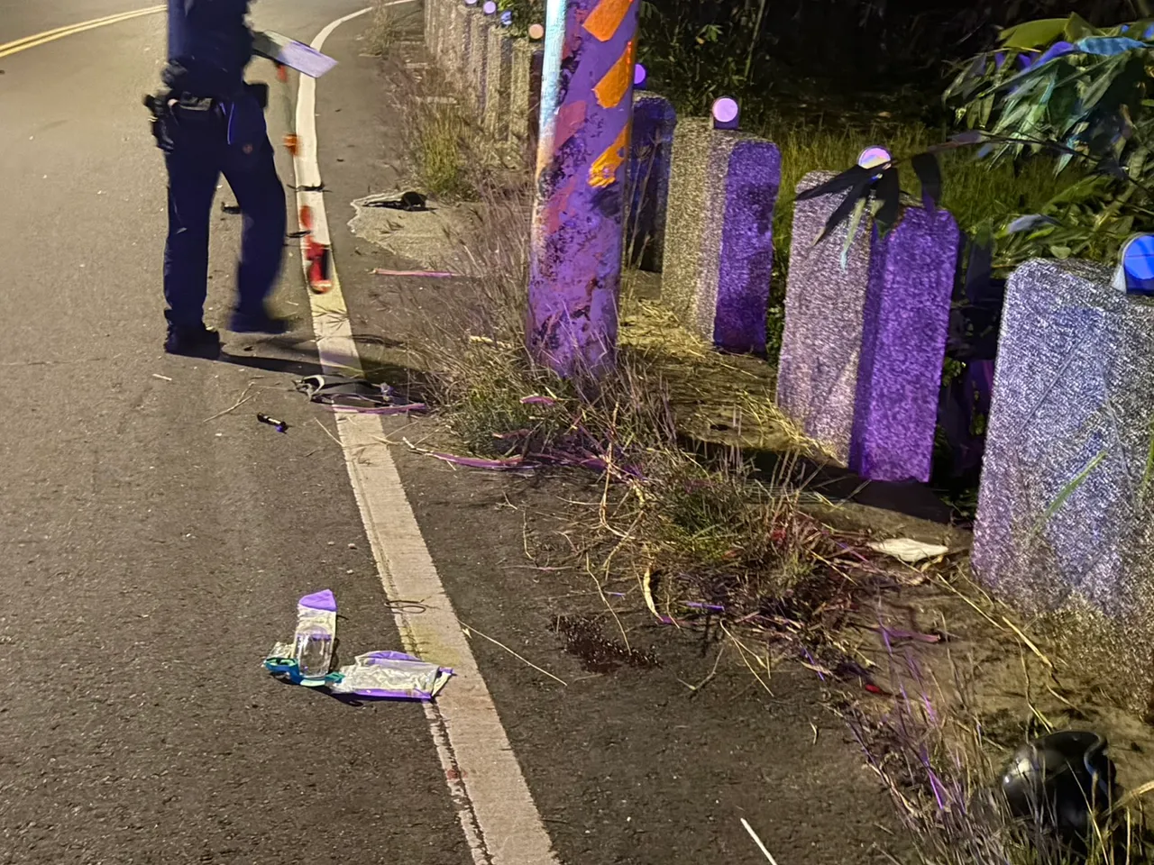 電線桿有明顯撞痕。民眾提供