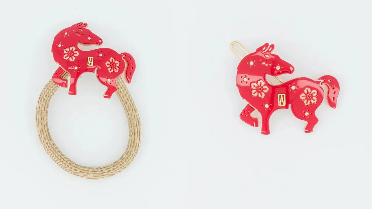 亞歷山卓馬踏花開髮束（左）4000元、馬踏花開豆扣夾（右）3800元。品牌提供