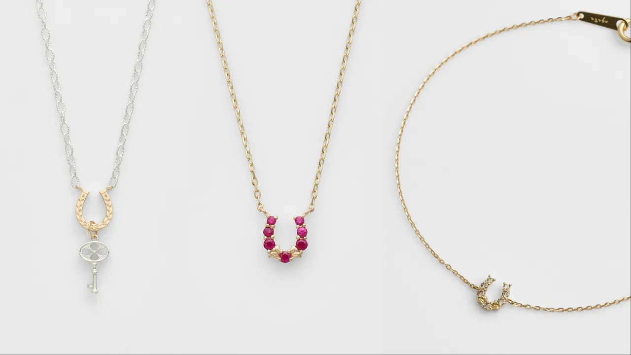 agete馬蹄鑰匙項鍊（左起）1萬800元、10K馬蹄紅寶項鍊1萬5000元、18K馬蹄鑽石手鍊2萬100元。品牌提供