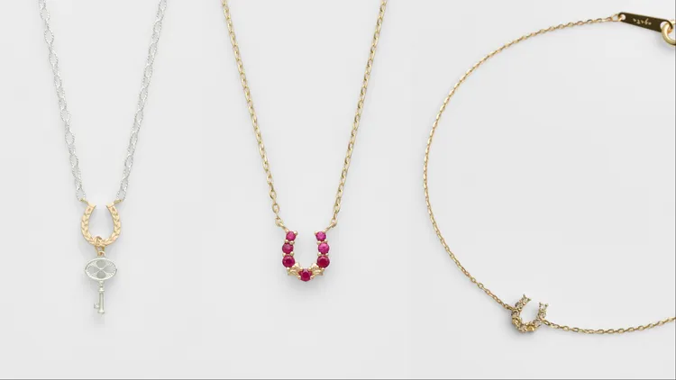 agete馬蹄鑰匙項鍊（左起）1萬800元、10K馬蹄紅寶項鍊1萬5000元、18K馬蹄鑽石手鍊2萬100元。品牌提供