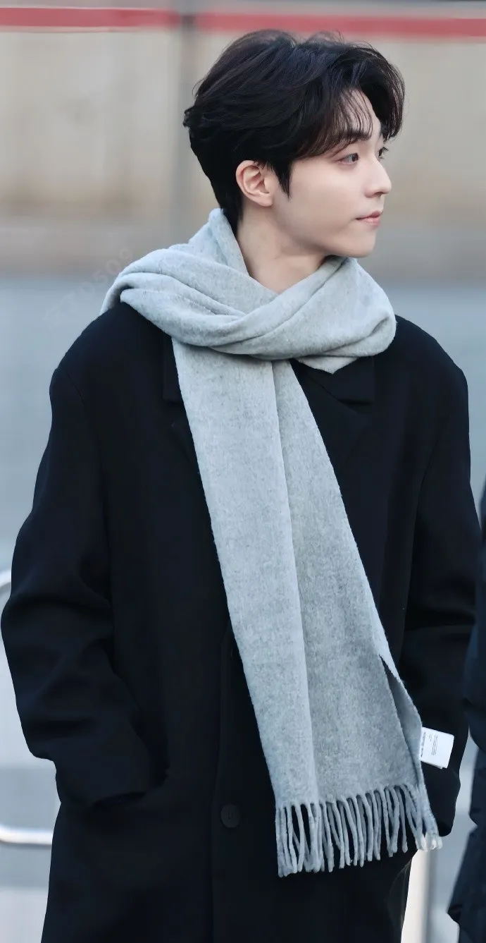 陳立農戴了圍巾來彩排。翻攝9050了忘微博