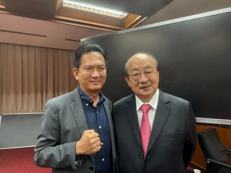 林俊憲感謝柯建銘總召24年來的付出與承擔，並相信新任黨團總召蔡其昌能勝任重擔。翻攝林俊憲臉書