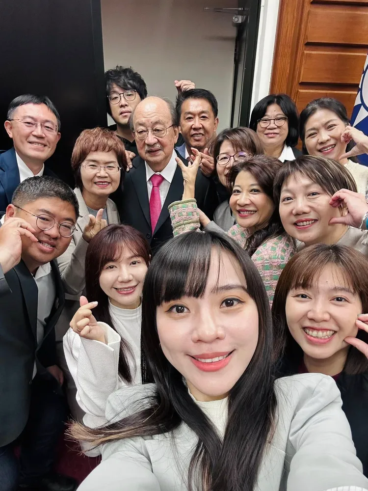 民進黨團新戰隊成形！副幹事長由沈伯洋出任，兩名副書記長則由吳沛憶與黃捷接任。翻攝黃捷臉書