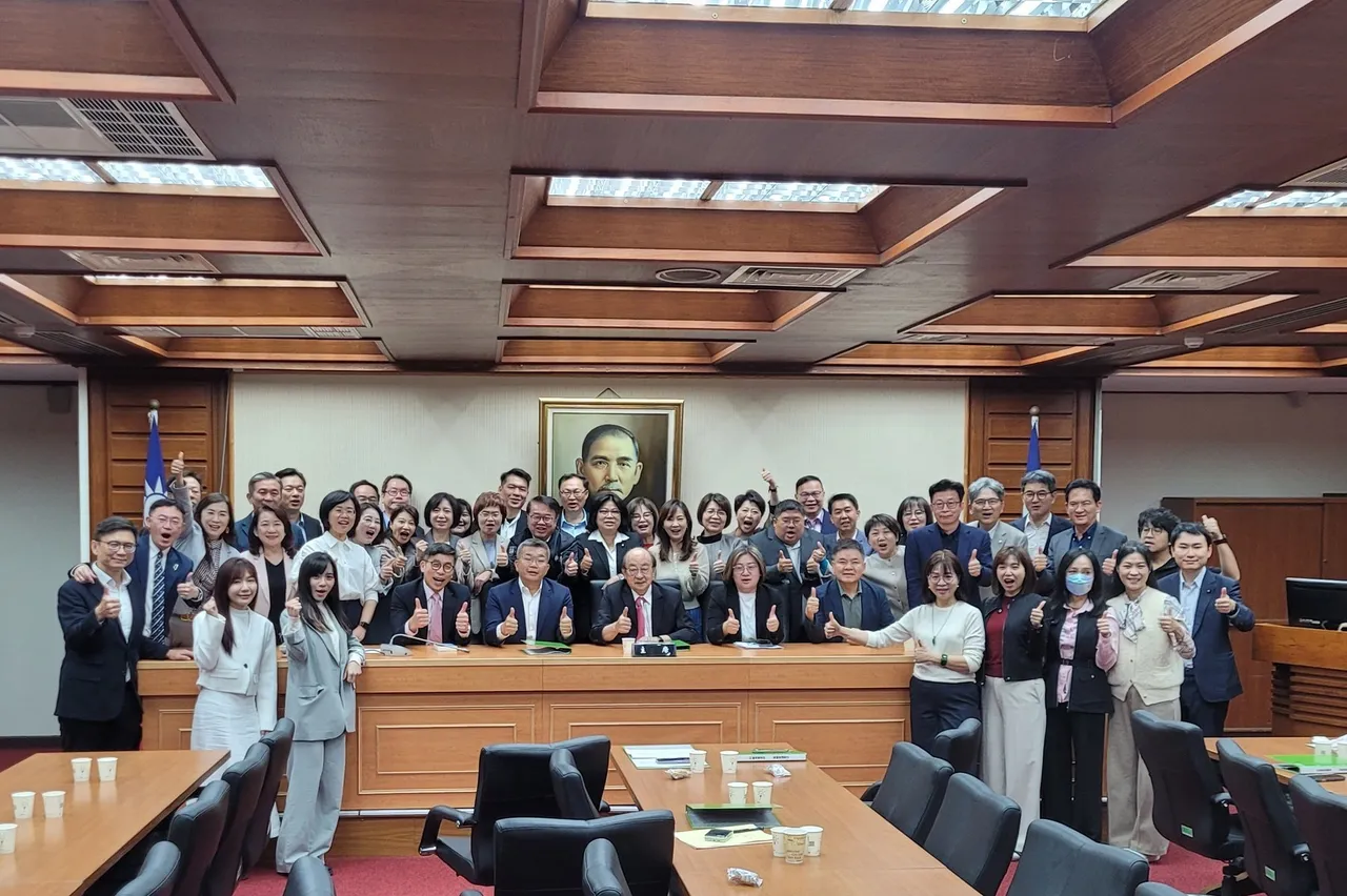 蔡其昌擔任新任黨團總召，擔任多年黨團舵手的「柯總召」柯建銘正式交棒。翻攝林俊憲臉書