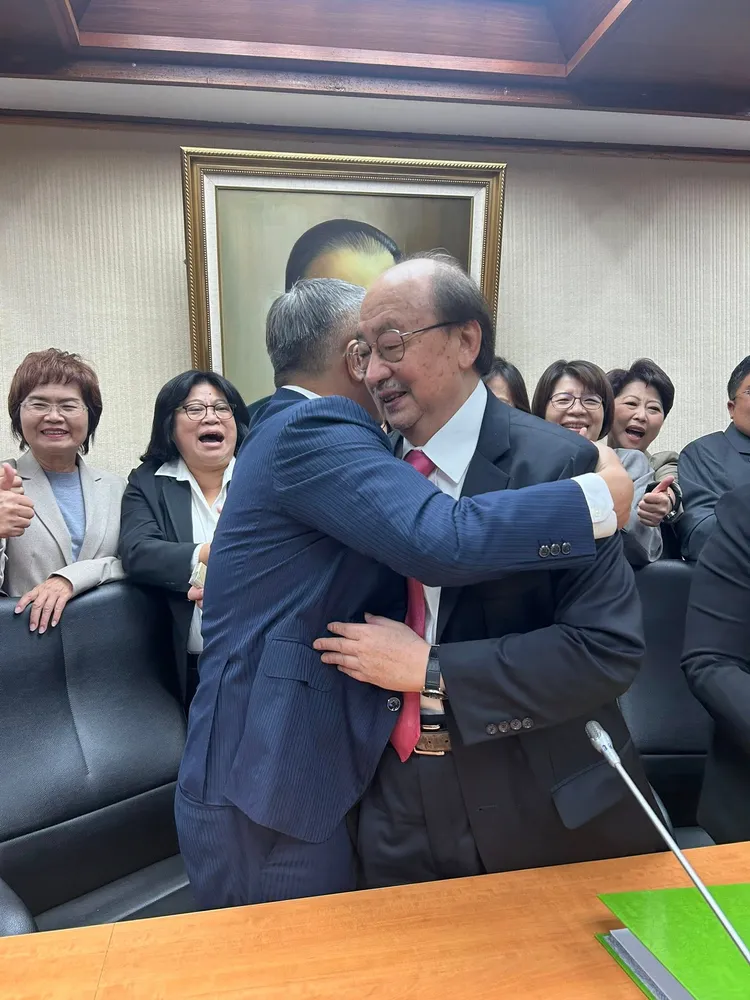 擔任多年黨團舵手的柯建銘正式交棒，將來仍是黨內重要諮詢角色。翻攝黃捷臉書