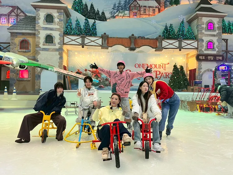 籃籃（左起）、張文綺、楊繡惠、阿翔、檸檬與秀秀子首爾騎冰上腳踏車。民視提供