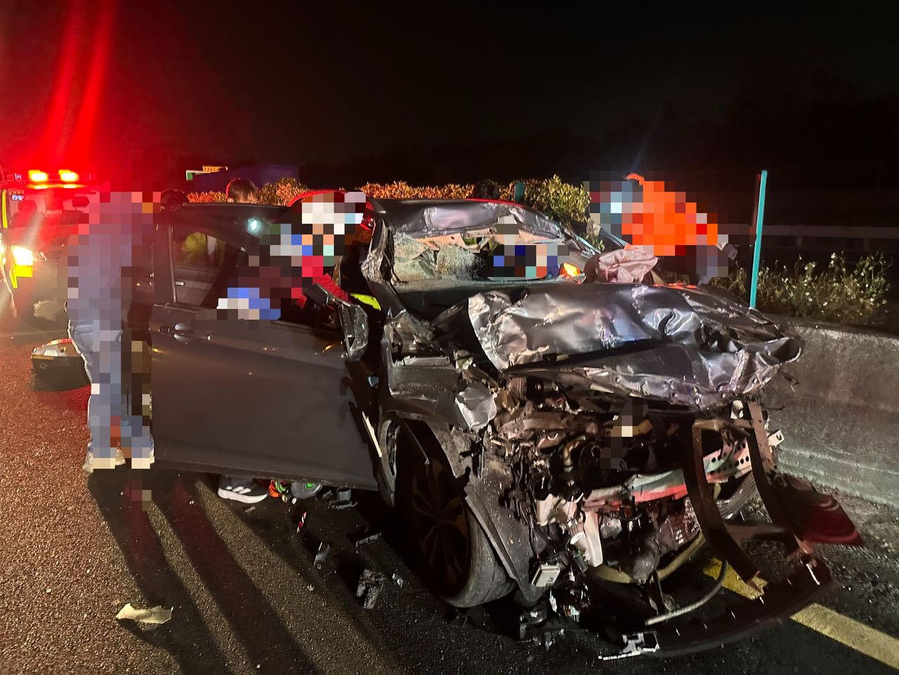 國道1號仁德段死亡車禍!轎車猛撞曳引車 車頭全爛駕駛送醫不治