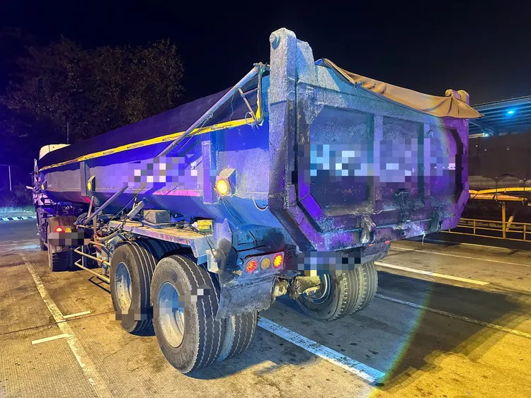 被撞的曳引車車斗損害輕微，李姓駕駛並未受傷。民眾提供