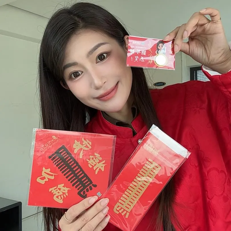 劉芩妤親自準備過年小物，發送給西屯民眾。翻攝自劉芩妤臉書