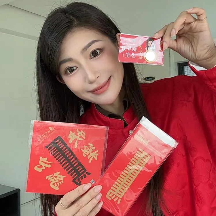 劉芩妤親自準備過年小物，發送給西屯民眾。翻攝自劉芩妤臉書