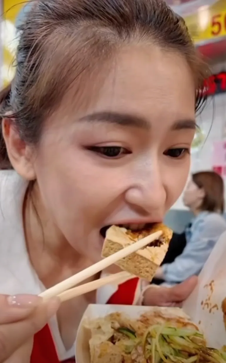 劉芩妤最愛逢甲夜市的「一心臭豆腐」。翻攝自劉芩妤臉書