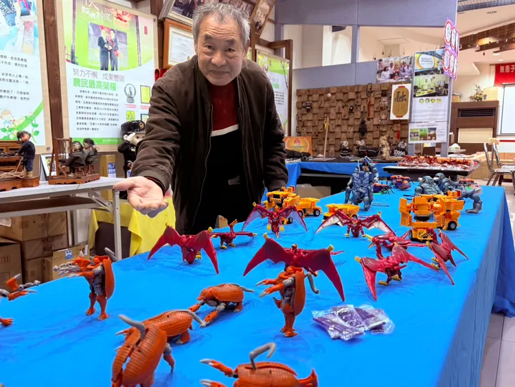 王高榮今年拿出有30年歷史的「百變金剛」動畫玩具，目前已經絕版。莊曜聰攝