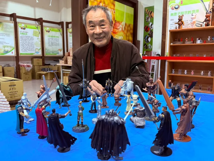 76歲的王高榮仍有收集玩具的習慣，連成人向動漫《烙印勇士》的公仔都有。莊曜聰攝