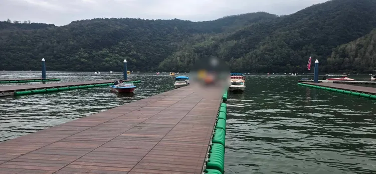 花蓮鯉魚潭發生腳踏船翻覆溺水事故。警方提供'