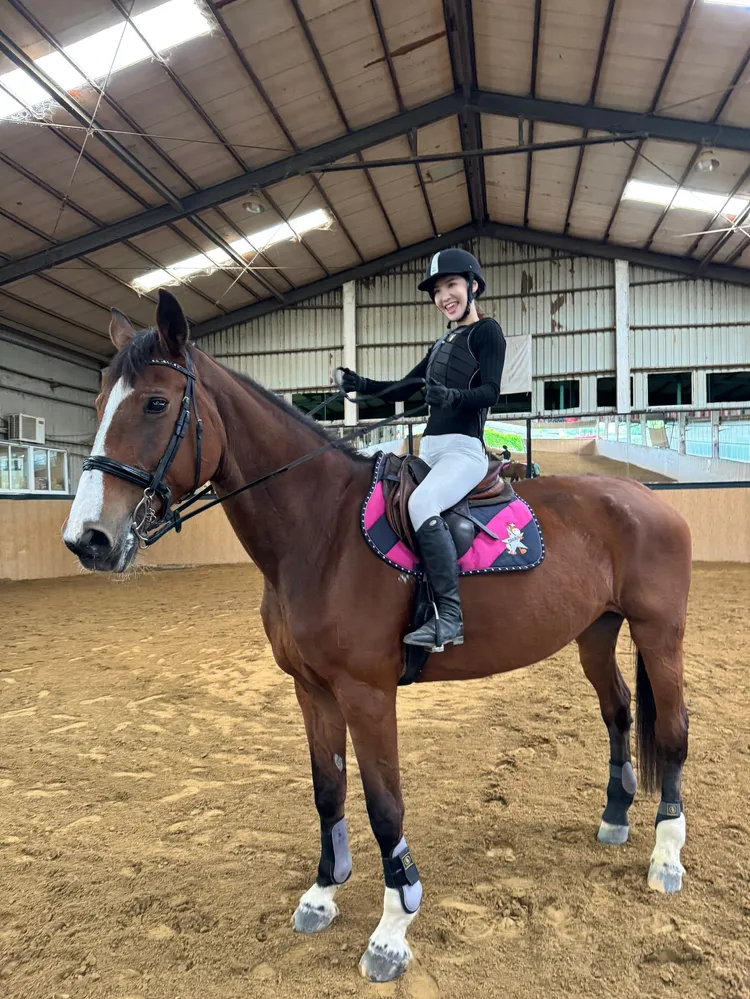 徐千京專注掌握節奏與路線，從起跳到落地展現紮實騎乘功底。民視提供