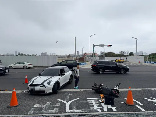 除夕採買潮爆量！新莊Mini Cooper迴轉撞翻雙載機車　兄妹倒地1人送醫