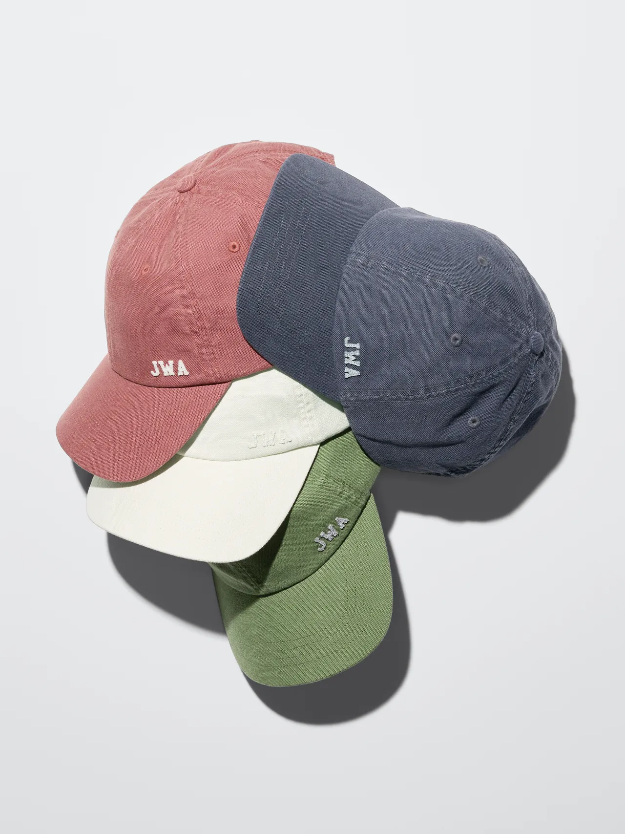 UNIQLO and JW ANDERSON防曬運動帽，各590元。品牌提供