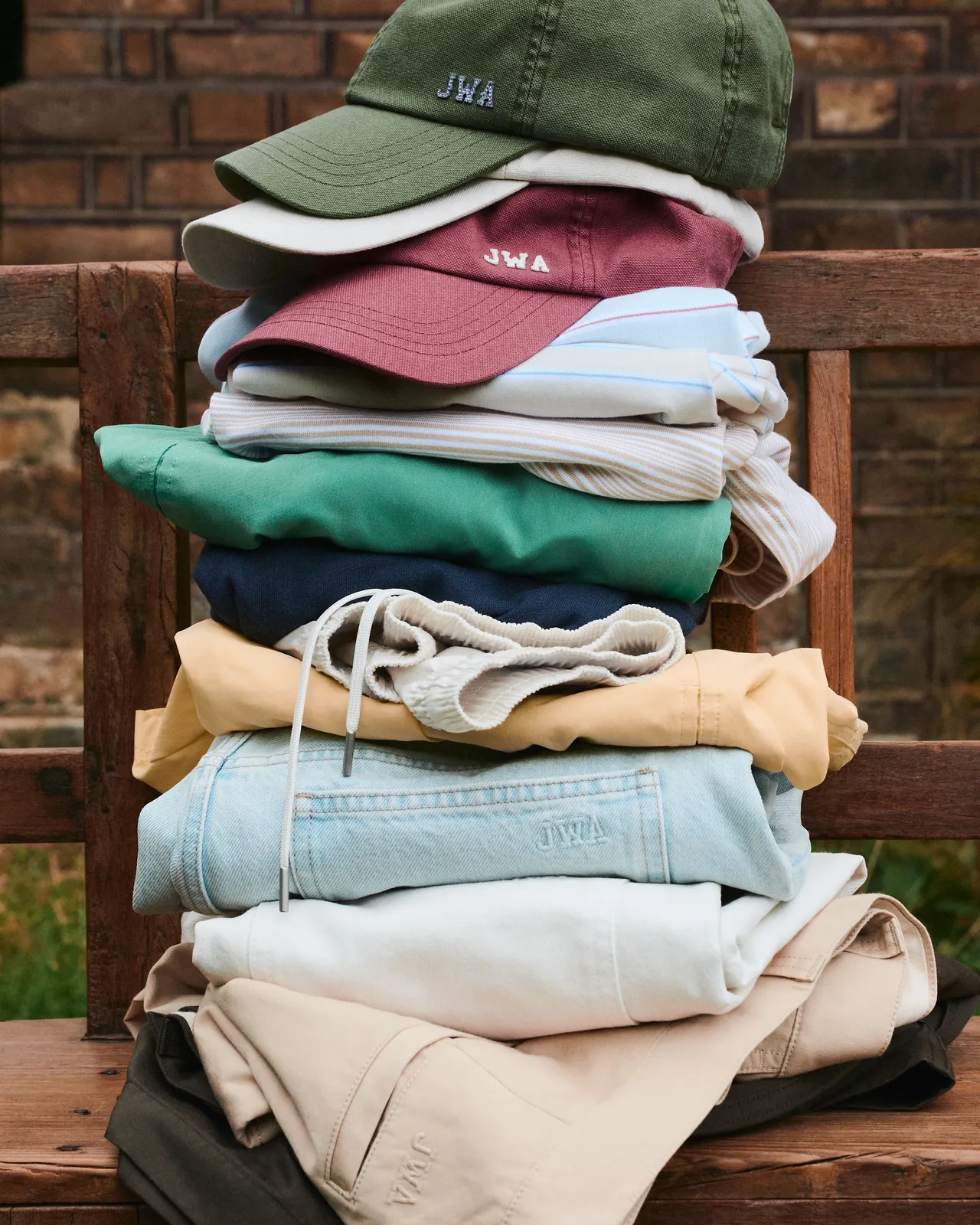 色系上以繽紛視覺賦予服裝輕盈活力。品牌提供