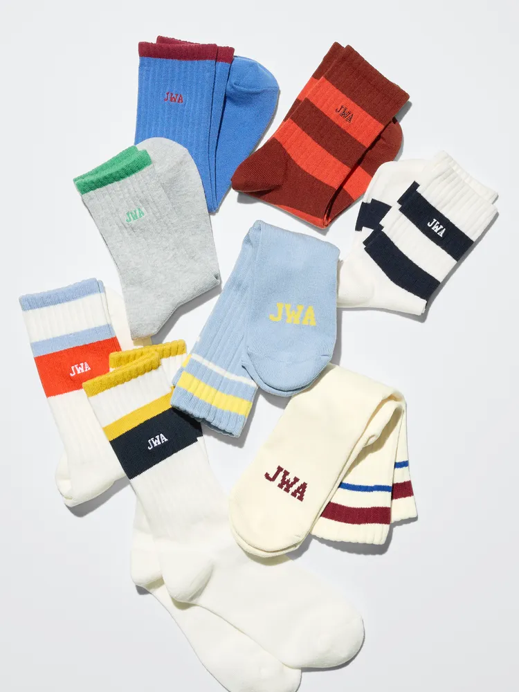 UNIQLO and JW ANDERSON中筒襪，各120元。品牌提供