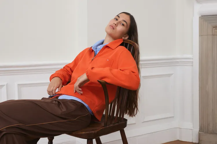 設計上也將橙色、粉色等奔放色彩與輕量機能科技揉合。品牌提供