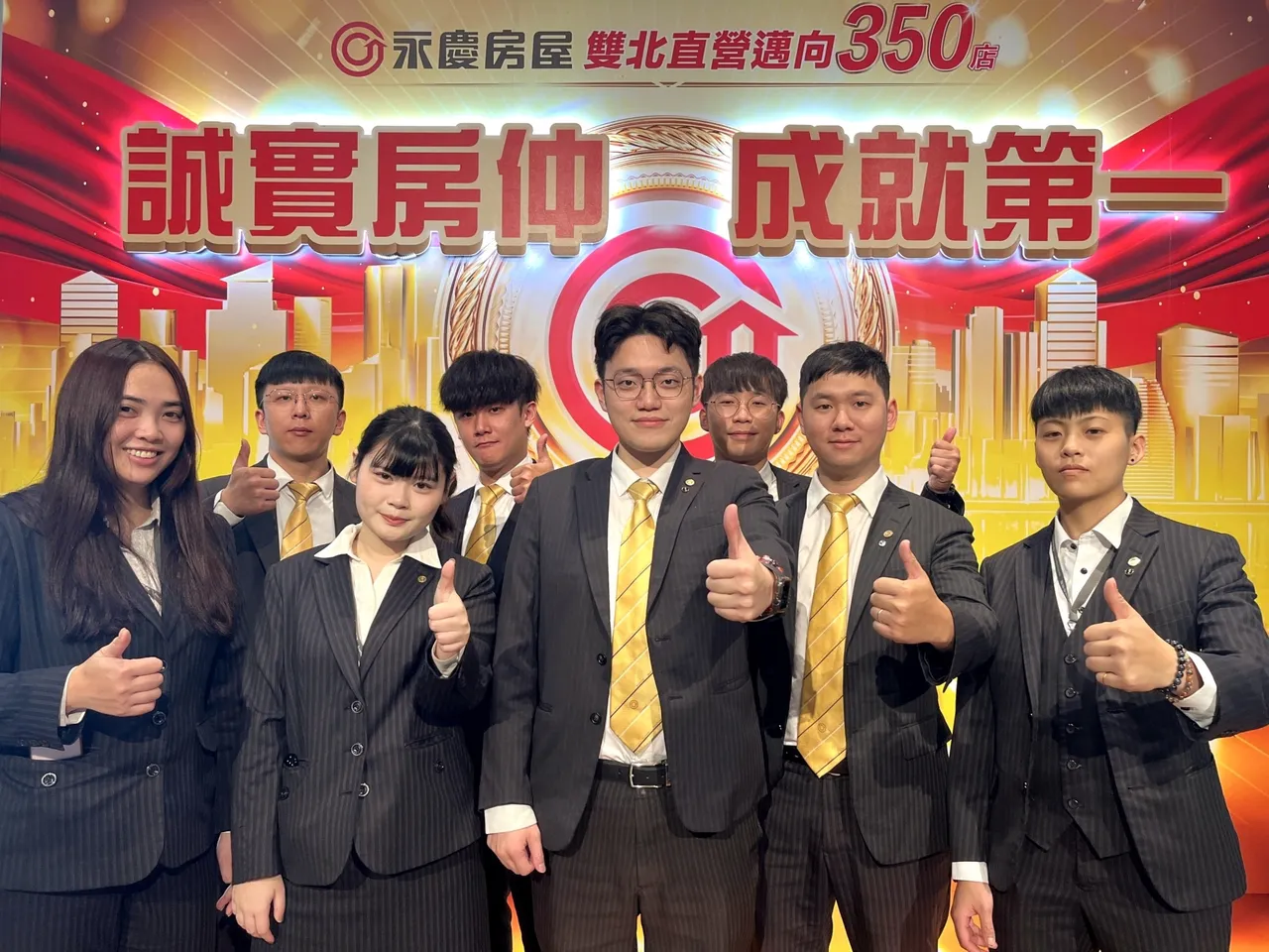 永慶房屋雙子星店林憶峰店長(中)傳授他的誠實精神和細膩服務給店內同仁，讓每位客戶都能享有最高品質的購售屋體驗。永慶房產集團提供